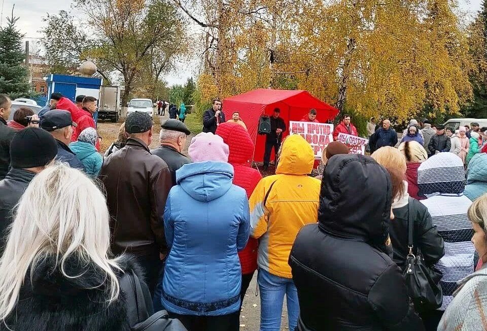 Пугачев Саратовская область. Митинги в Пугачёве. Похороны в городе Пугачеве Саратовская область. Город пугачёв Саратовская область завод.