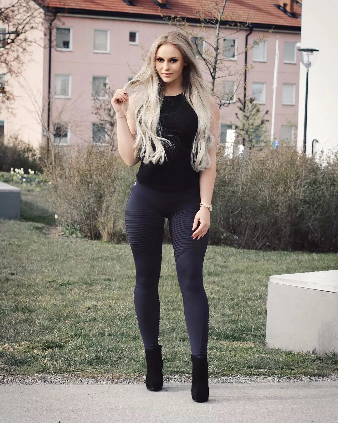 блондинка в леггинсах