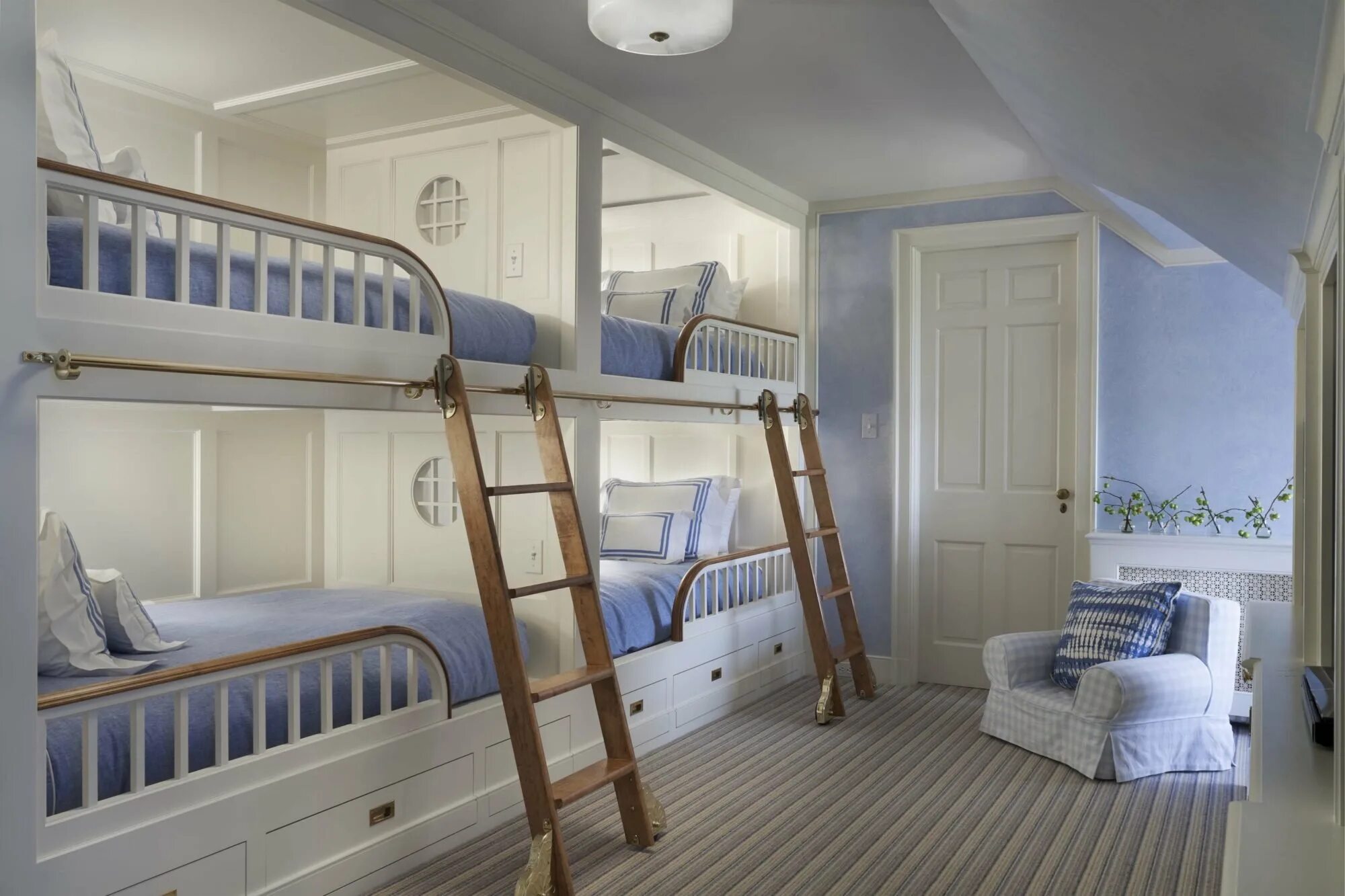 Двухэтажный спальный. Спальня для четверых детей. Двухъярусная кровать для четверых детей. Комната с двухъярусной кроватью. Спальня с двухъярусной кроватью.