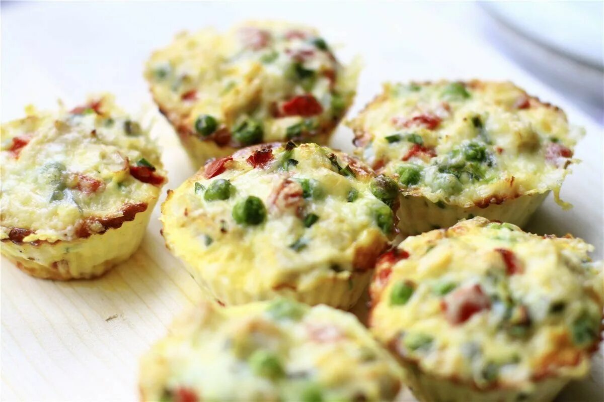 Куриные маффины с сыром. Куриные маффины. маффины с курицей. маффины с курицей и сыром. куриные маффины с начинкой.