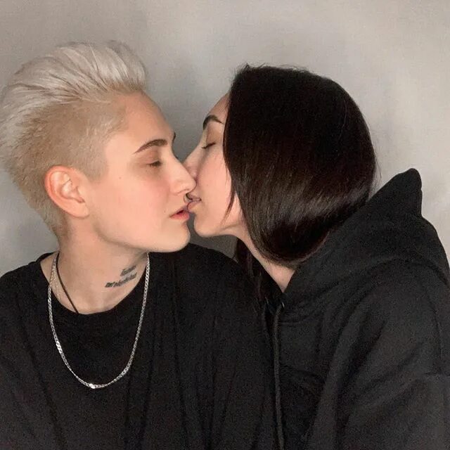 широгане цирк марионеток. аниме ангел и демон любовь. поцелуй двух парней. Lip service фрэнки. я влюбилась в девушку с короткой стрижкой.