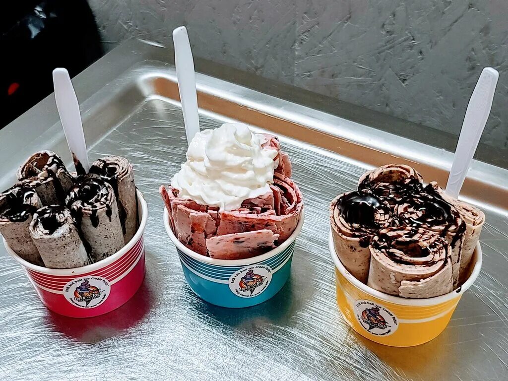 Ice roll. Ice Roll мороженое. Ice Cream Roll тайское мороженое. Необычное мороженое. Жареное мороженое.