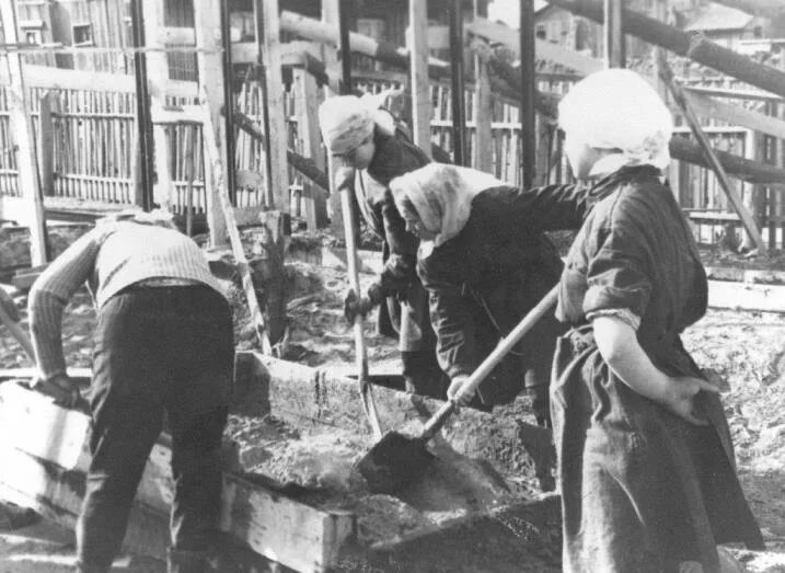 школа в послевоенные годы. строительство народного хозяйства. строительство народного хозяйства. смоленск после великой отечественной войны. ссср после войны 1946 год восстановление заводов.