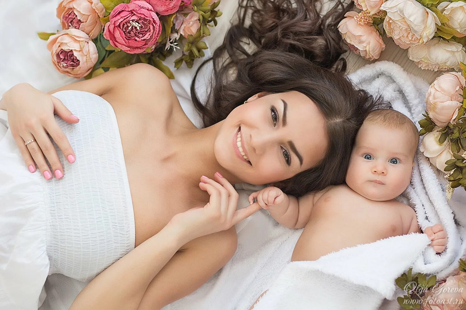 Мама с грудным ребенком. Женщина с ребенком. Женщина в декрете. Фотосессия материнства. Красота материнства.