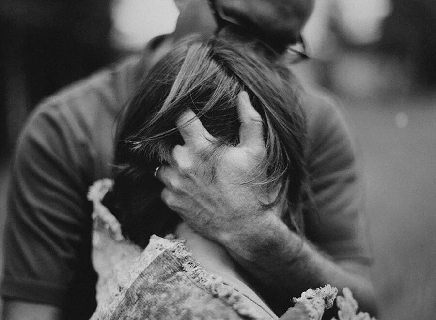 Обнять и плакать. Объятия со слезами. Кавказ девушка плачет. Парень успокаивает девушку. Плачущая девушка в объятиях парня.