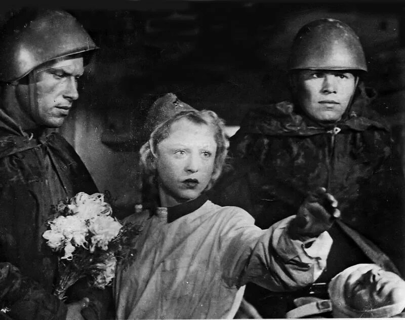 Два бойца (режиссер леонид луков, 1943 год). Два бойца фильм 1943 постер. Два бойца фильм 1943. "два бойца" леонида лукова. 2 бойца фильм 1943.