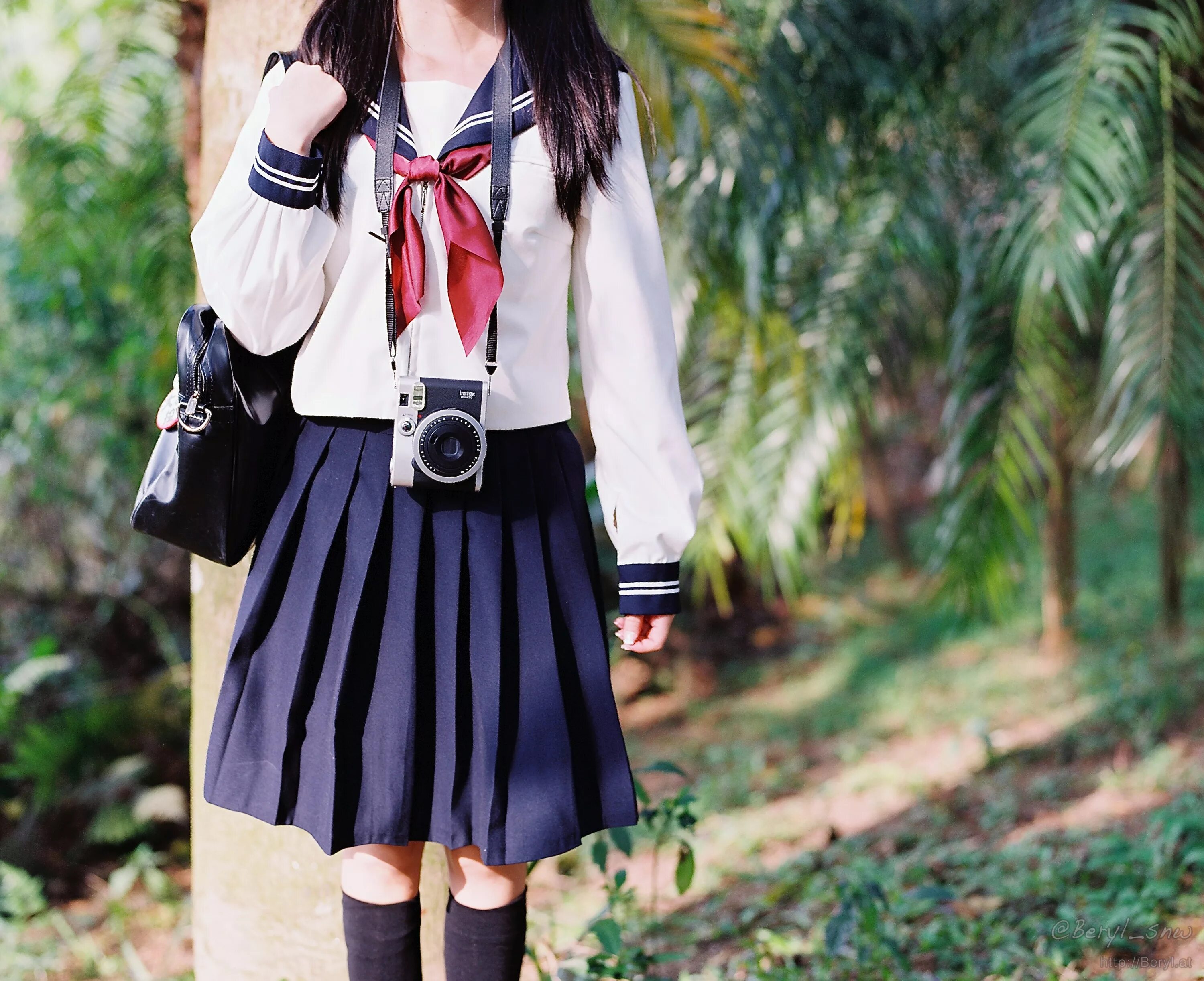 Японка в юбке. Школьная форма с длинной юбкой. Японская Школьная юбка длинная. Школьная юбка с длинными носками.
