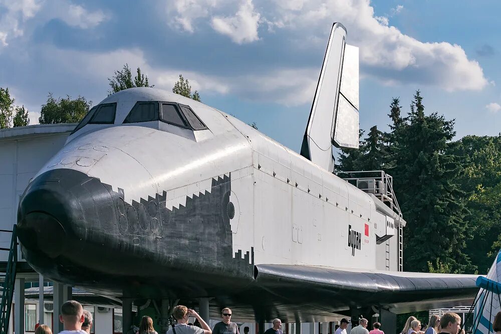 Буран в парке горького. Буран космический корабль на ВДНХ. Музейный комплекс Буран на ВДНХ. Шаттл Буран ВДНХ. Корабль Буран на ВДНХ.