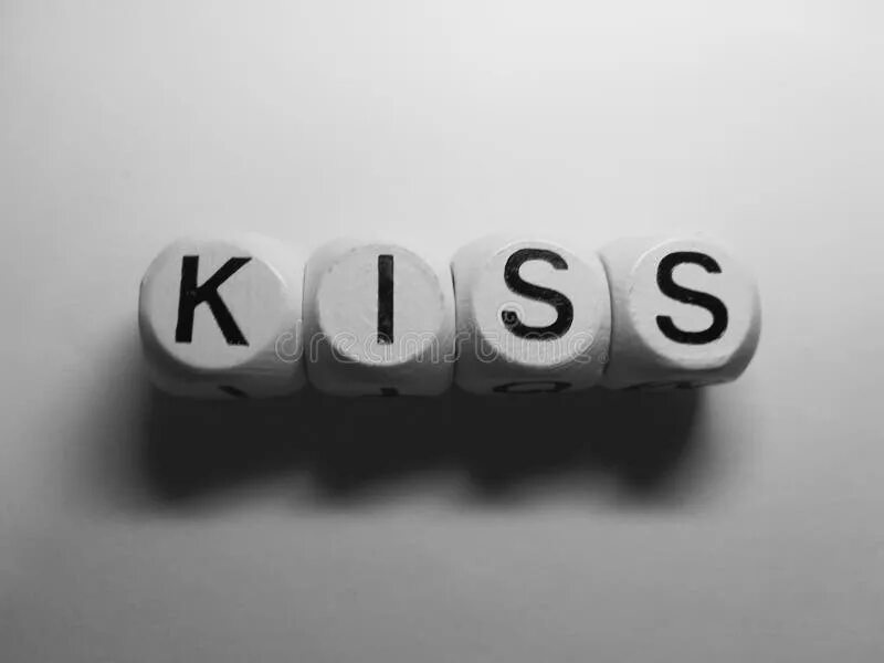 Kiss надписи красивым шрифтом. Много поцелуев. Букв поцелуев. Картинки с надписями на губах. Буквы для скрапбукинга.