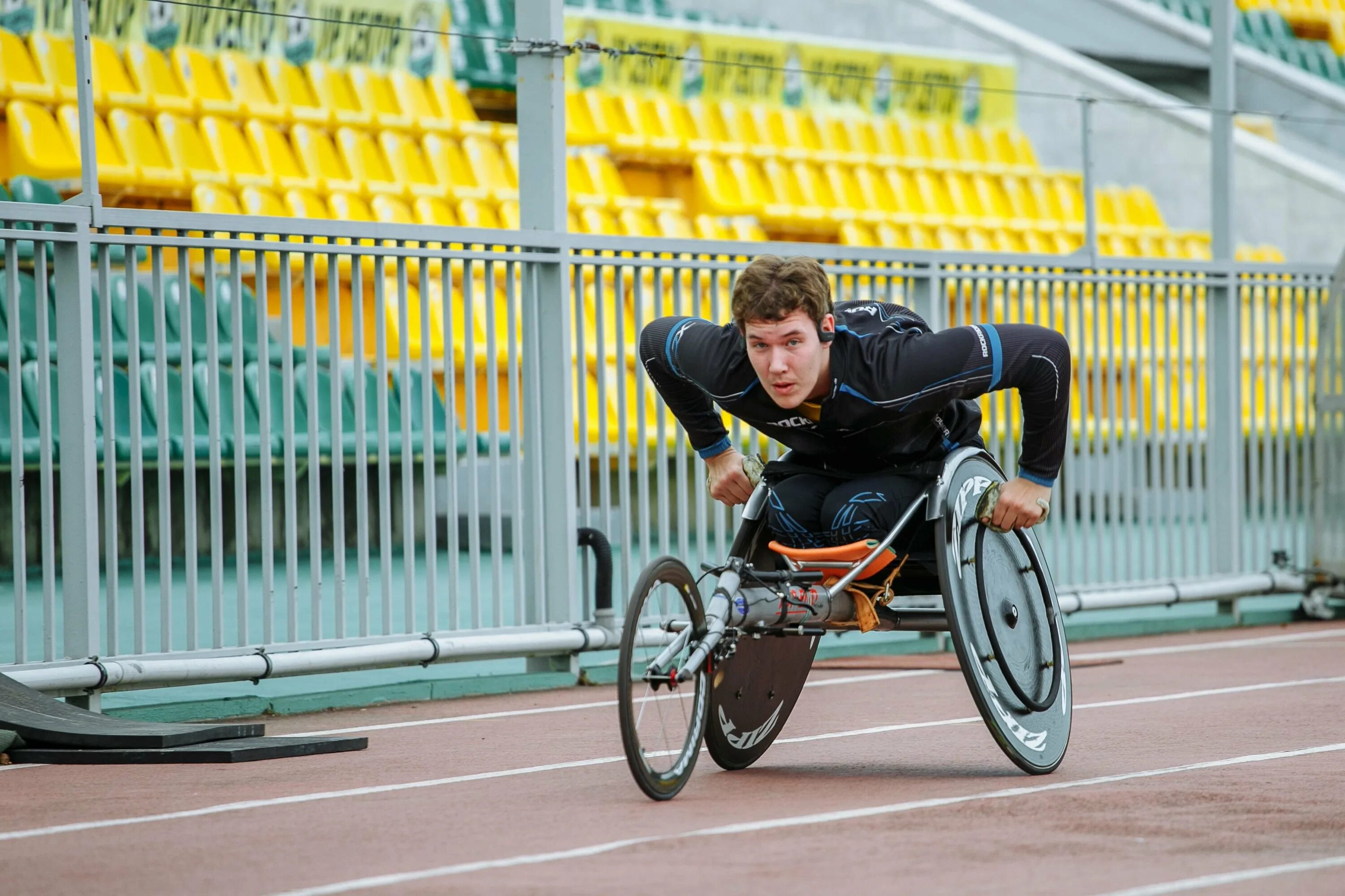 Спортсмен колясочник. Спорт для инвалидов. Спорт для людей с ограниченными возможностями. Инвалиды колясочники спортсмены.