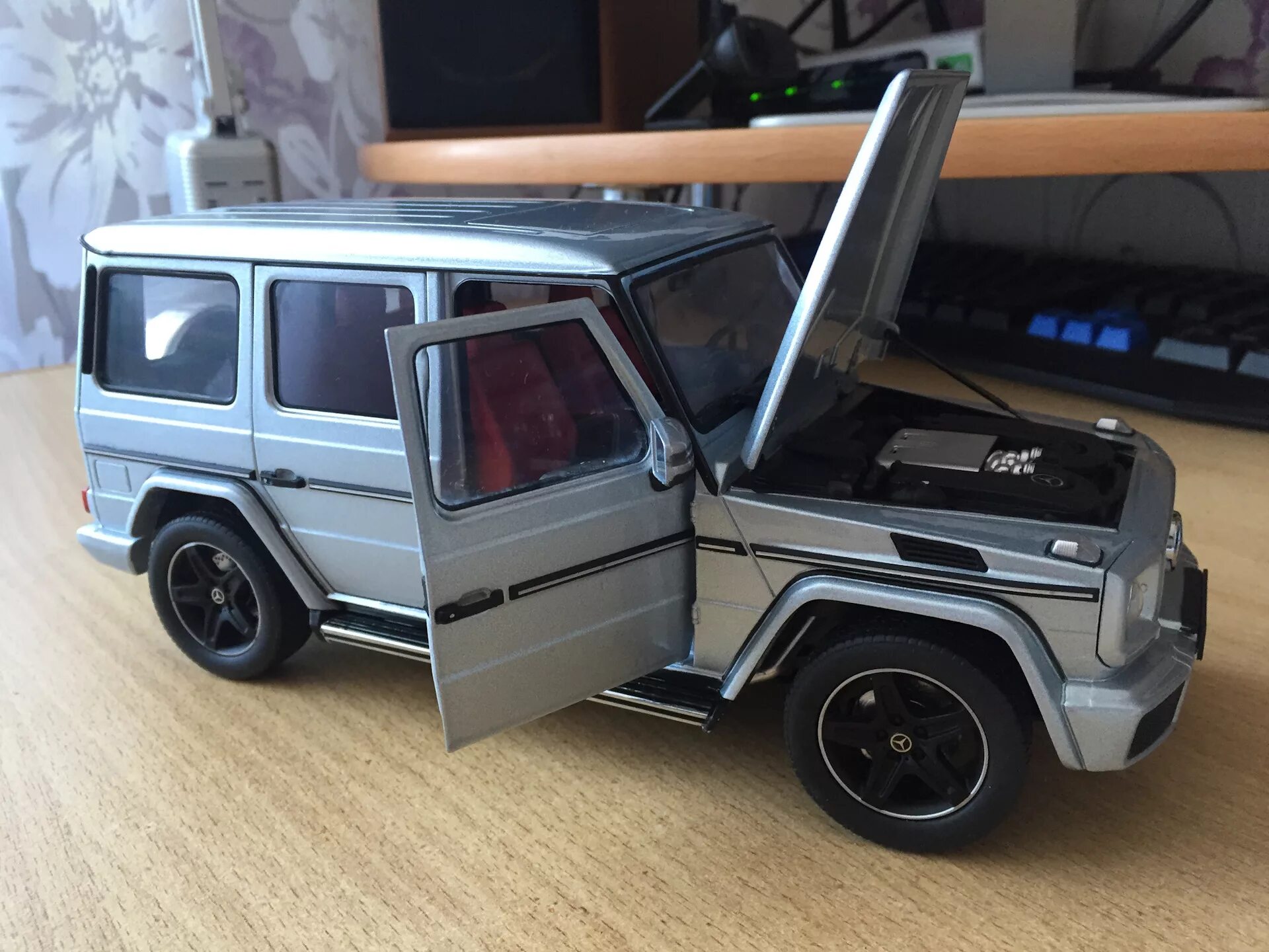 гелендваген мерседес на мойке. серебристый. гелендваген 6х6 автолхманн. озон гелик. игрушечный mercedes гелендваген.