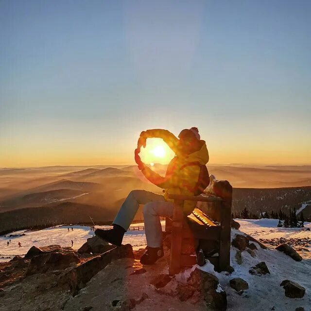 Грею солнце внутри. Лучик солнца в руках. Рука тянется к солнцу. Грею солнце внутри. Теплое солнце.
