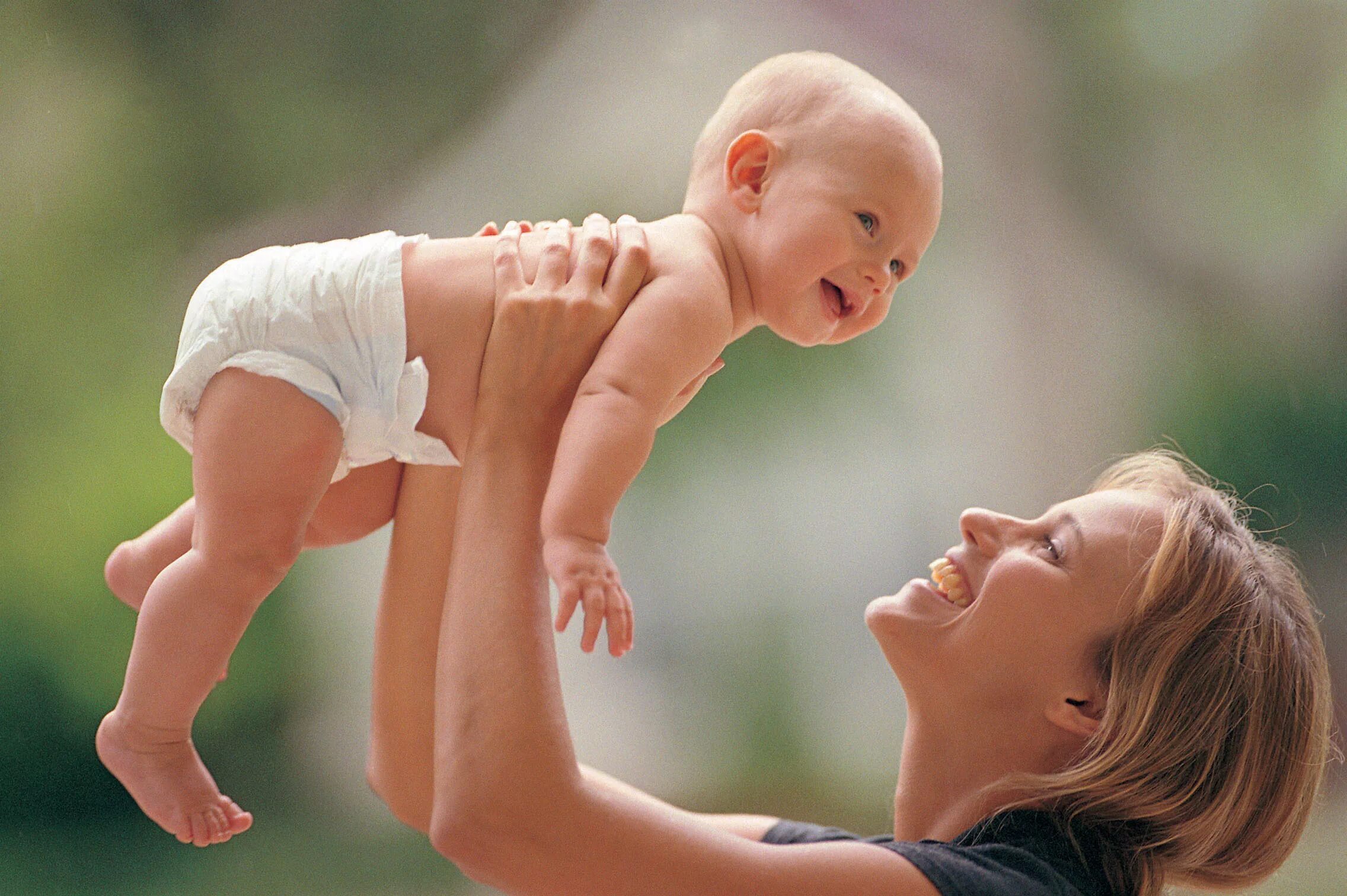 Mom and child. Мать с ребенком. Ребенок на руках. Мама с ребёнком на руках. Материнство и детство.