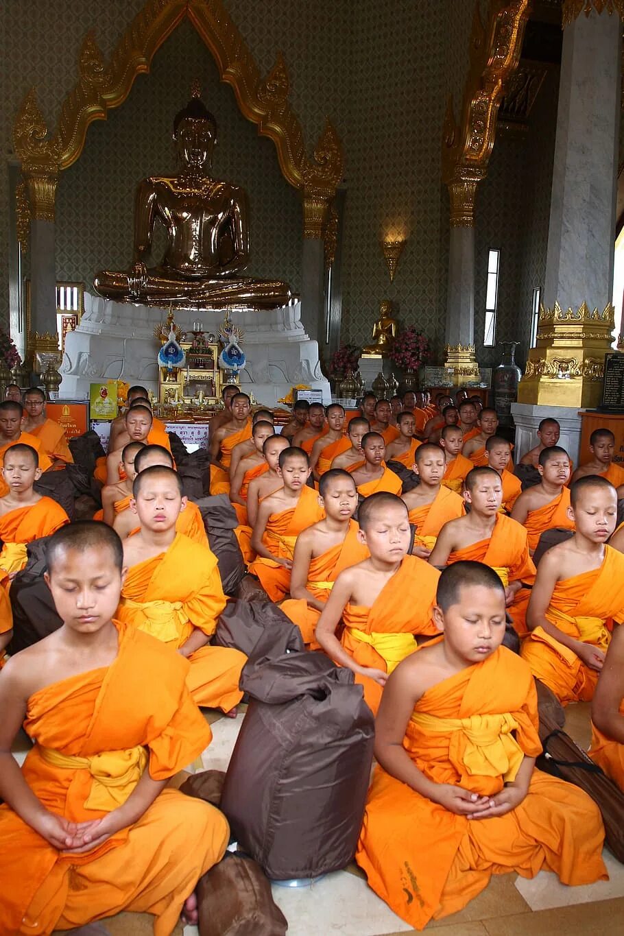 Буддисты. Тхеравада-хинаяна. Буддийский храм Тхеравада Тайланд. Буддийский монах Тхеравада. Тхеравада и махаяна.