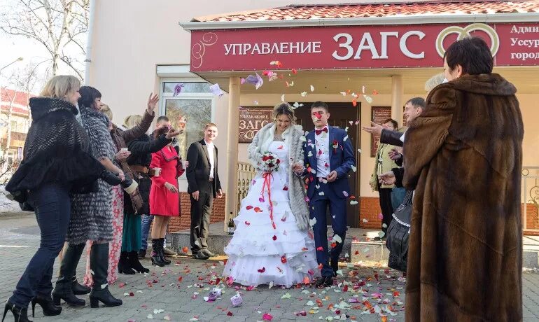 Уссурийский загс фото. Загс сцена. Пушкина загс уссурийск. Начальник загса уссурийск. Уссурийский загс номер телефона.