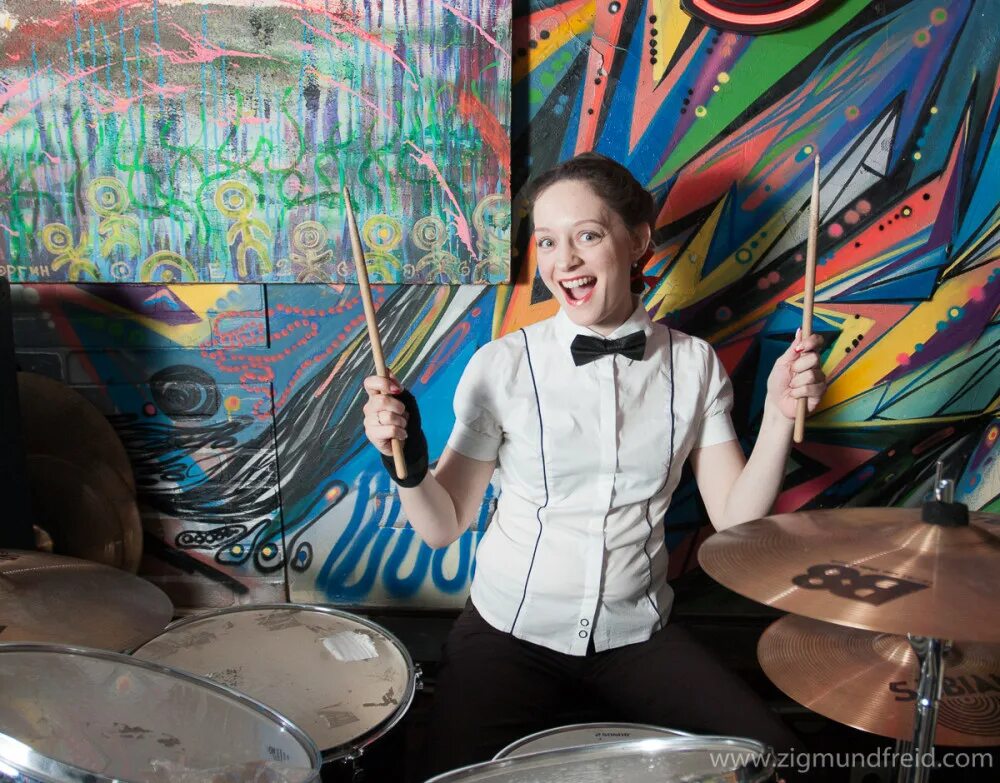 Группа алёны швец барабанщица. Папин олимпос и кис кис. Я влюбился в барабанщицу собственной группы. Я влюбился в барабанщицу собственной группы. Солист группы папин олимпос.