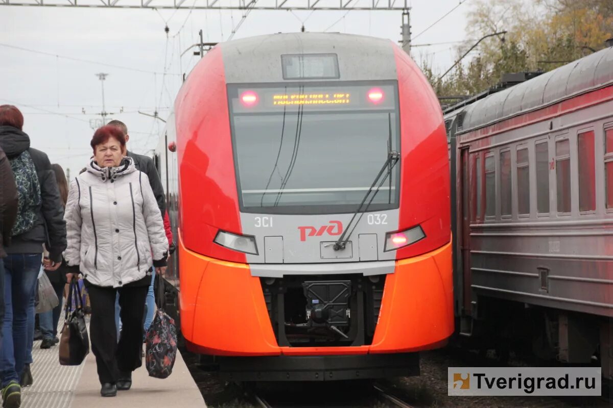 Электричка тверь завтра. Станция Редкино Ласточка. Ласточка поезд Тверь. Поезд Ласточка Тверь Москва. Ласточка Бологое Тверь.