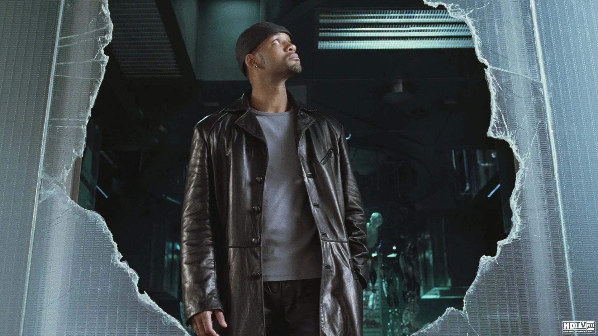 Уилл смит и робот. Уилл смит 2004. Я робот санни. Я робот 2004. А я робот.