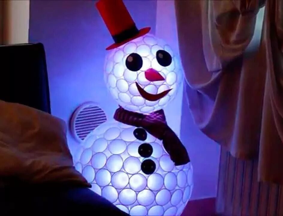 снеговик из пластиковых стаканчиков. снеговик из стаканчиков одноразовых. поделки на новый год из пластиковых стаканов. поделки на новый год из пластиковых стаканов. снеговик из пластиков стаканов.