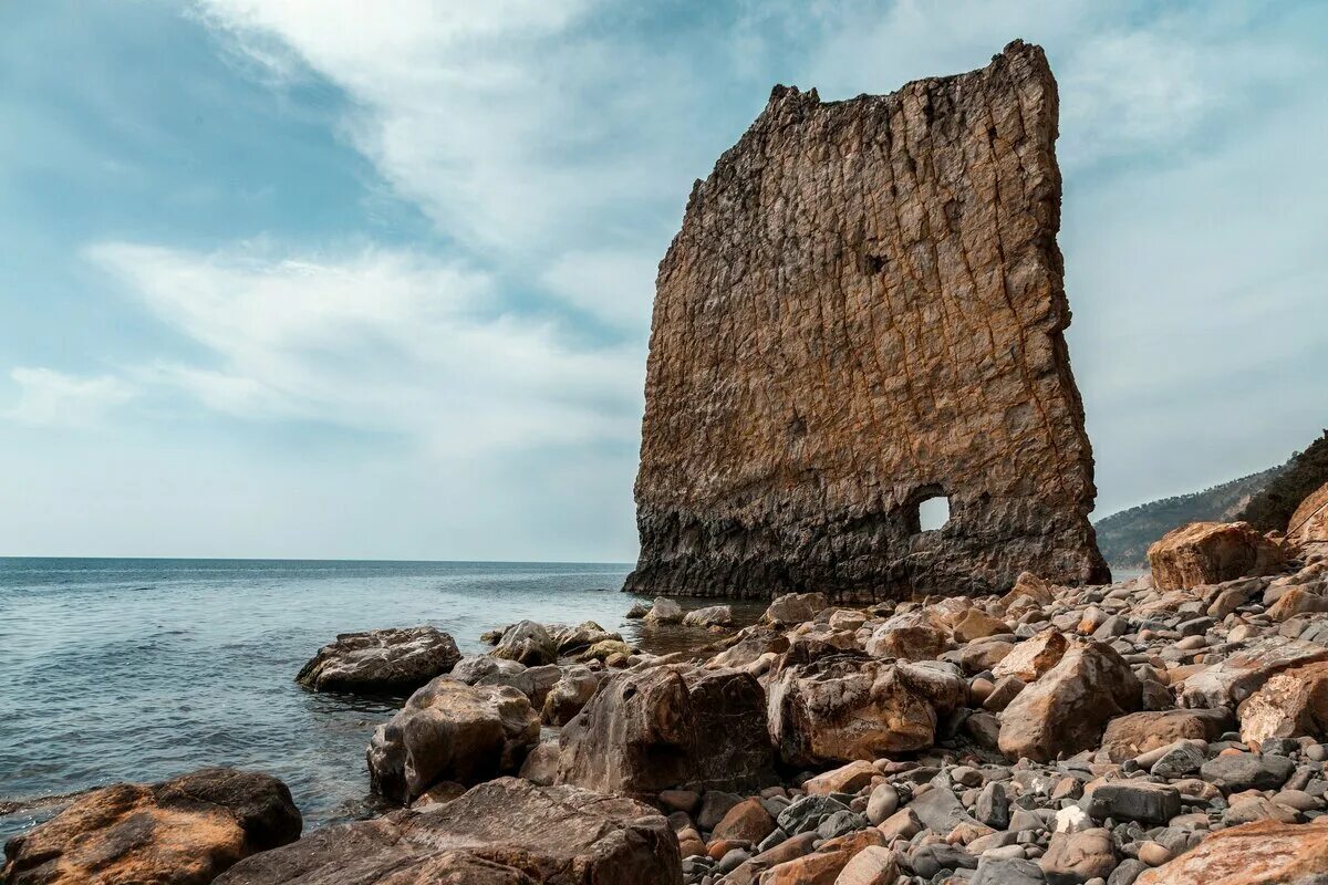 Скала красный камень крым. Красный камень гурзуф. Утес персе канада. Утес персе в северной америке. Скала арка утес.