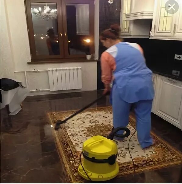 Бабушка мыла полы. Толстая уборщица. мытье пола после ремонта. уборка помещений в нижнем новгороде. бабушка моет полы в квартире.