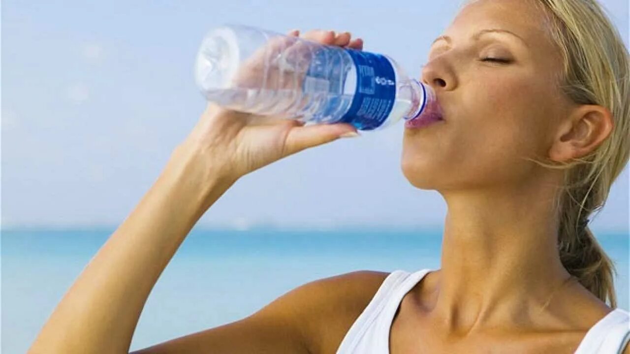 Потребление воды фото. Потребность в воде фото. Пейте больше воды. Пей достаточное количество воды.