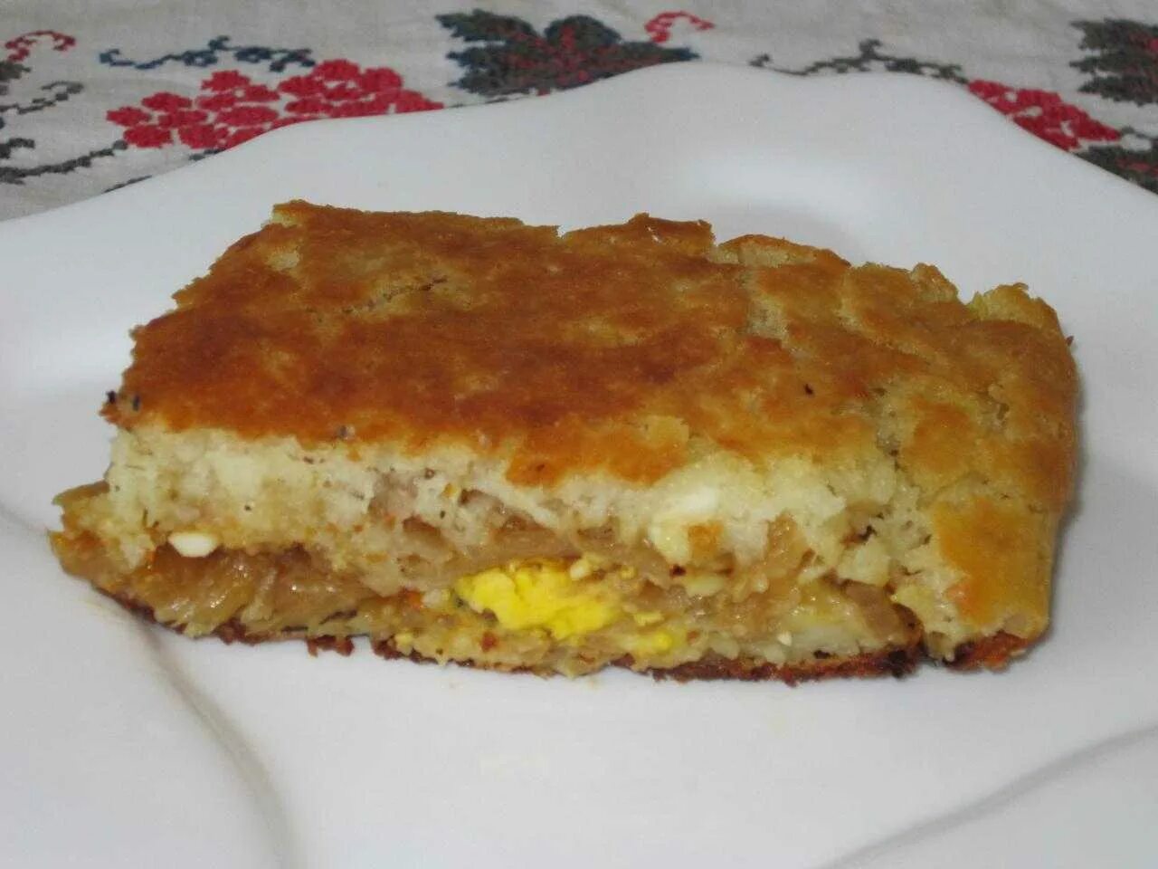 Рецепт пирога с квашеной. Пирог с квашеной капустой. пирог с квашеной капустой и яйцом. заливной пирог. пирог с квашеной капустой в духовке.