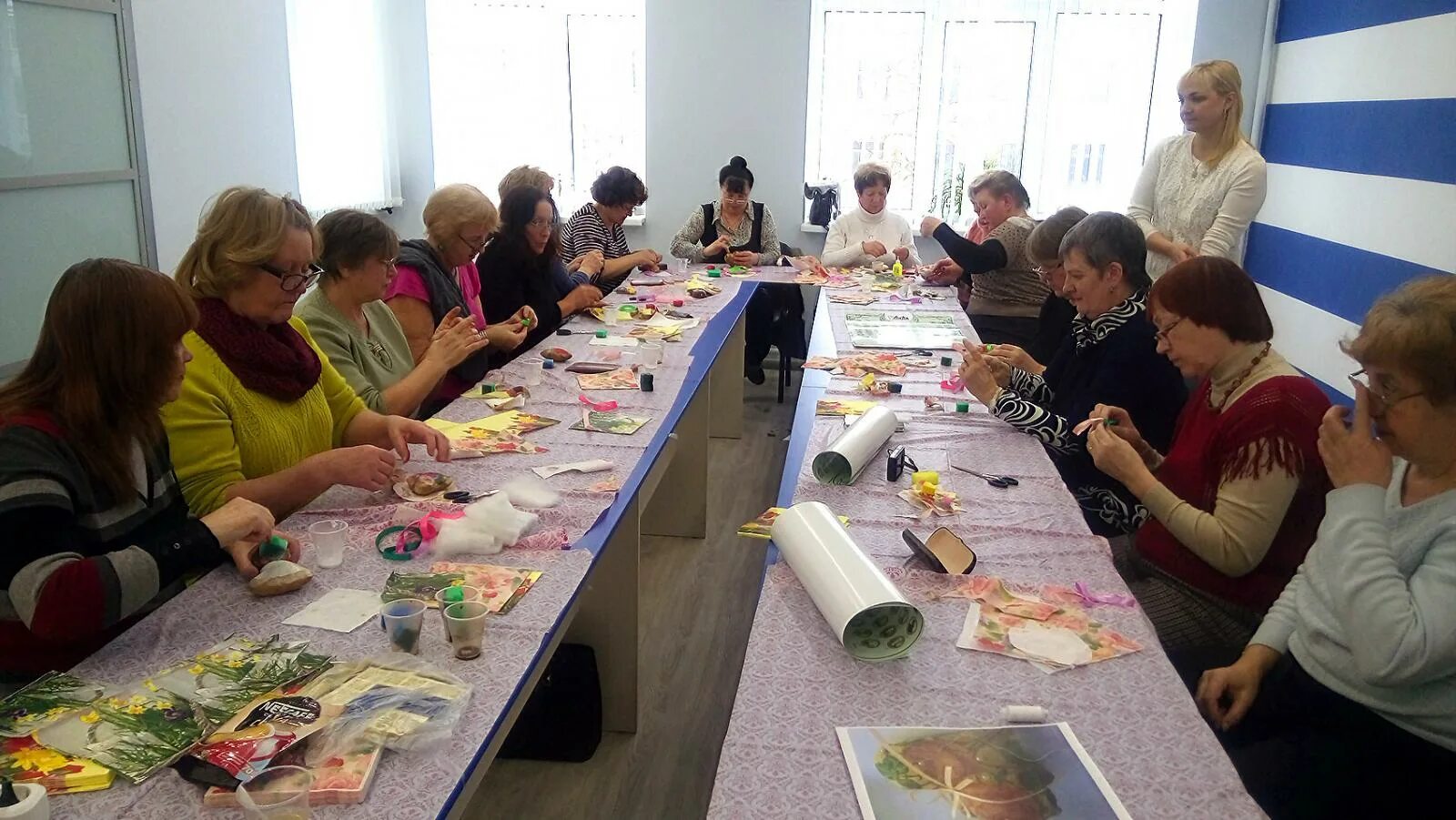 Арт терапия для пожилых людей занятия. Рисование для пожилых людей. Занятие по арттерапии с пенсионерами. Арт терапия для пожилых. Рисование для пенсионеров.