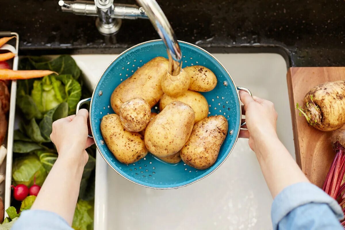 Мытье картофеля. Помыть картошку. Кушать картошку. Моем картофель. Простуда картошка
