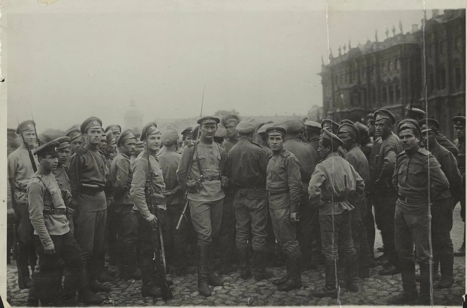 Мятеж 1917 года. Солдаты пулеметного полка. 1917 Петроград. 3 Июля 1917 года в Петрограде. Июльский мятеж 1917. Петербург 1917 год солдаты.