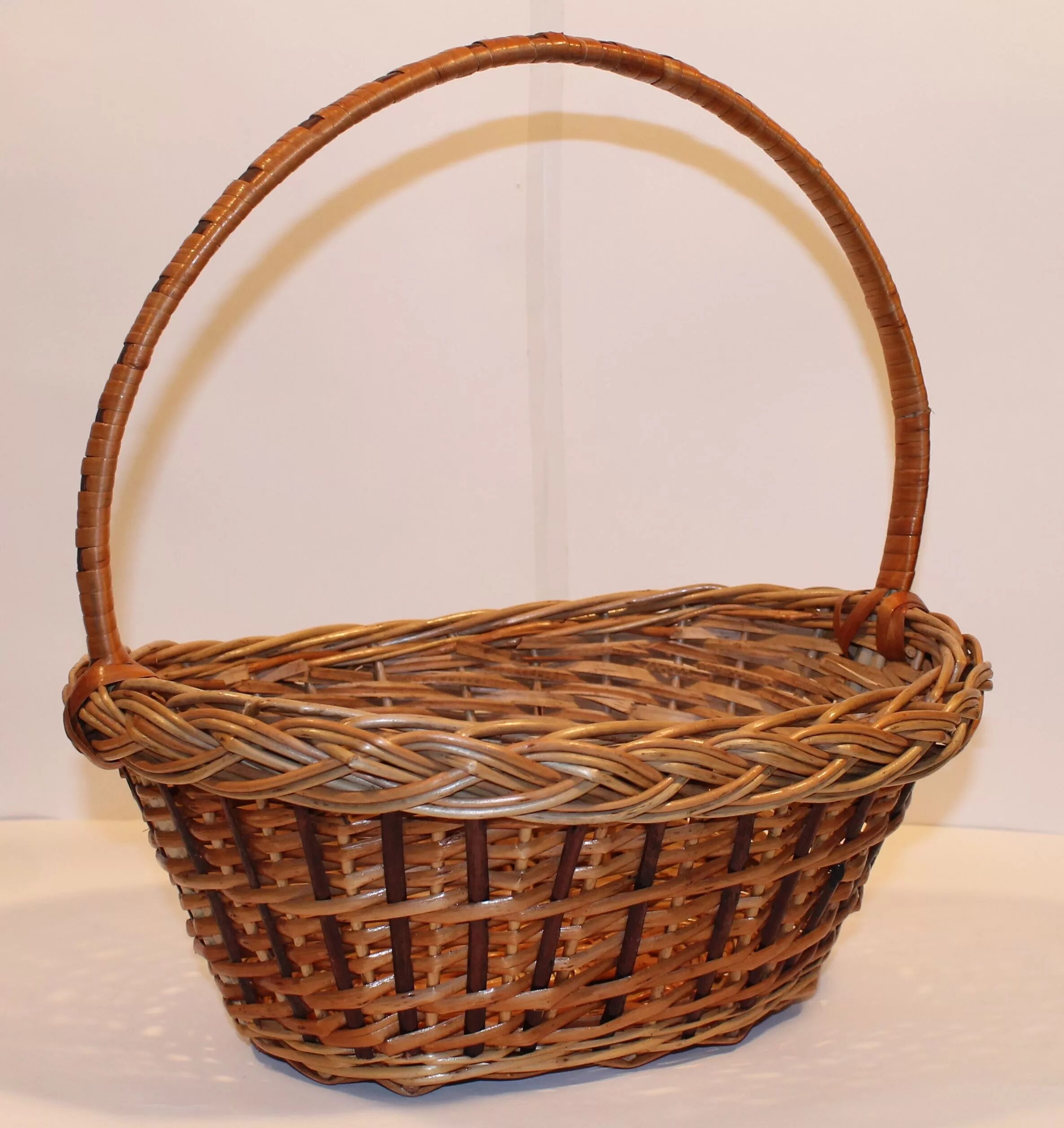 корзина для цветов плетеная. корзинки для подарков. недорогие плетеные корзинки. корзина плетеная для подарка. плетеные корзинки для цветов.