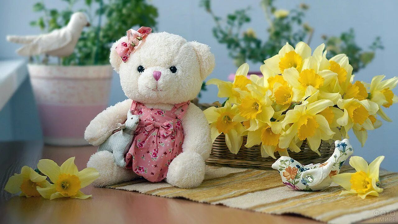 Игрушки красивая картинка. Мягкая игрушка цветок. Плюшевый мишка с цветами. Плюшевый мишка с букетом цветов. Медвежонок с цветами.