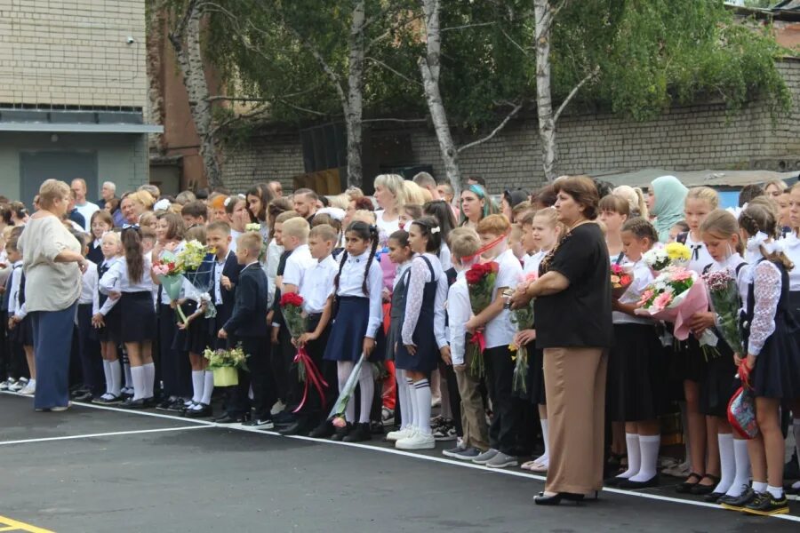 Линейка 1 апреля в школе. Школа 44 Саратов первое сентября. 18 Школа имени Табакова в Саратове. Линейка в школе. Торжественная линейка 1 сентября.