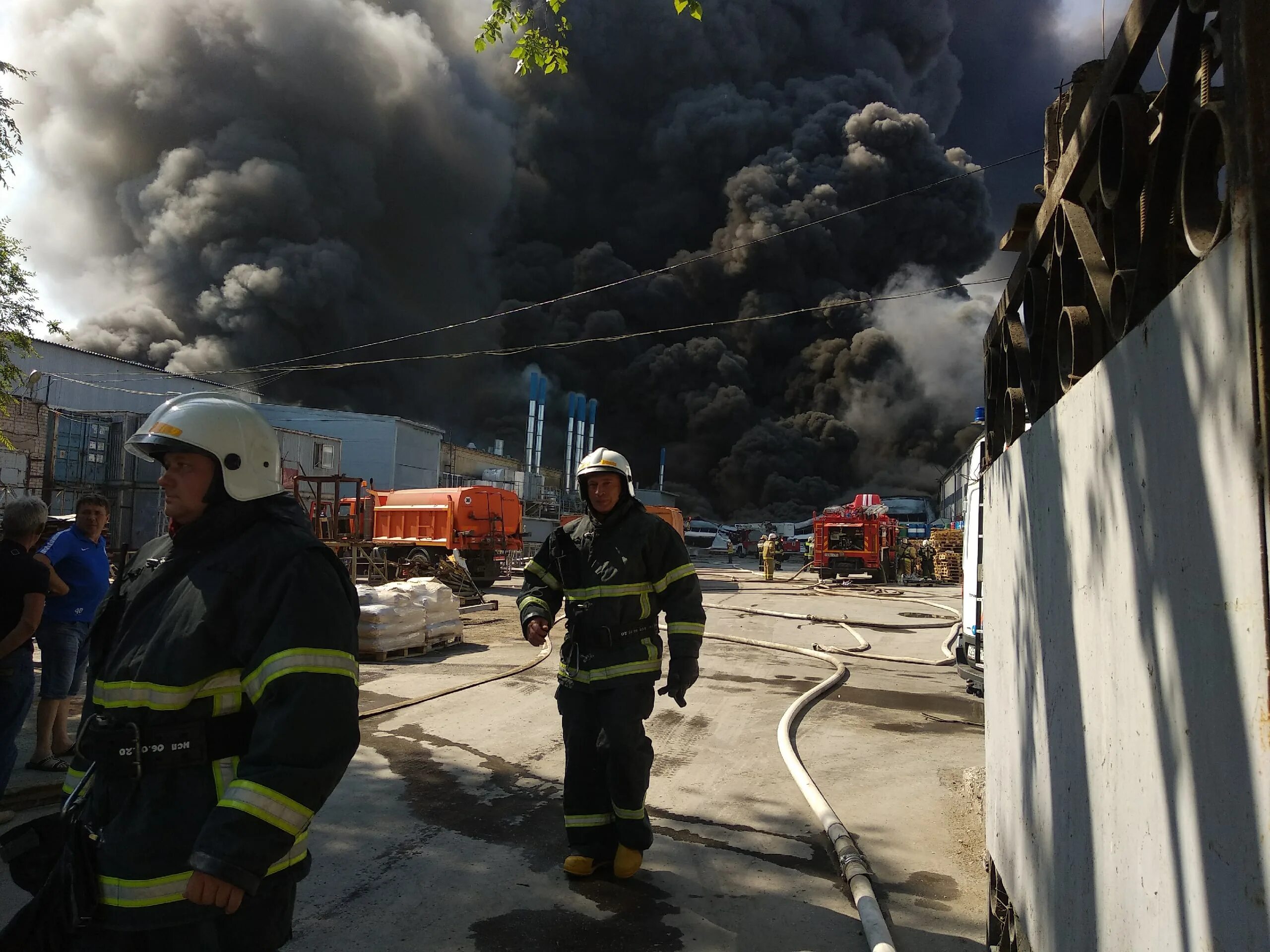 Чп самара сегодня пожар. Пожар склада в самаре. пожар на профильной в самаре. пожар на профильной, 6, самара 2025. пожар самара на заводском шоссе 2025 года.