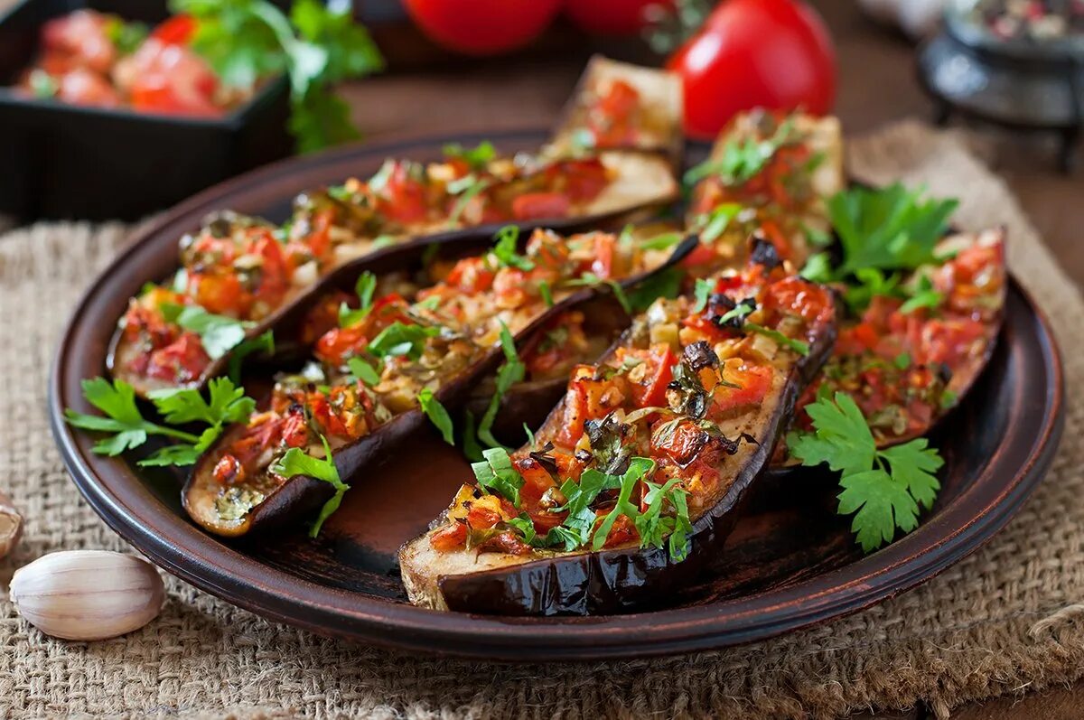 Как вкусно приготовить баклажаны. Имам баялды. имам-баялды из баклажанов. фаршированные баклажаны по-армянски. турецкое блюдо имам баялды.