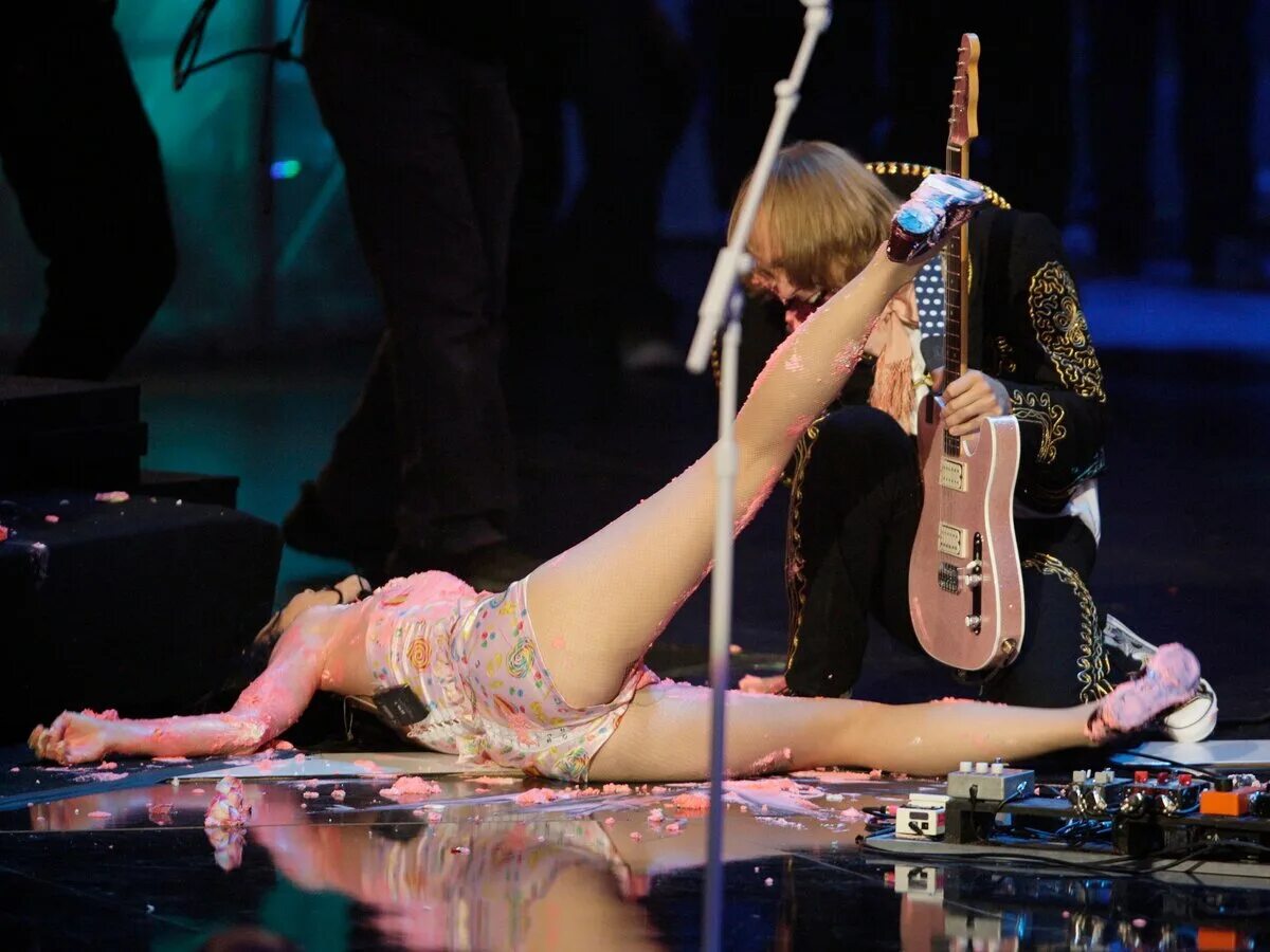 Конфуз синоним. Кэти Перри упала на сцене. Katy Perry 2008 упала в торт на сцене. Кэти Перри ноги. Кэти Перри ножки на сцене.