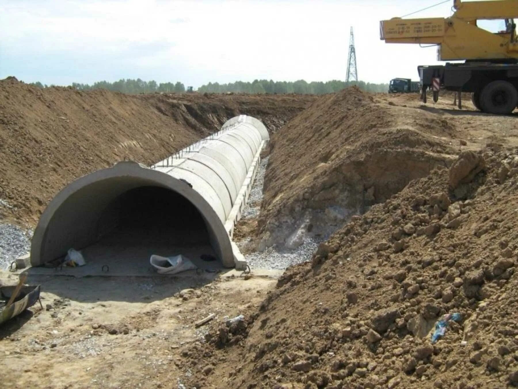 Откосные стенки водопропускных труб. Железобетонные трубы для канавы. Бетонная труба под дорогу. Труба дорожная канава петрович. Звенья железобетонные водопропускных труб д=1 м.