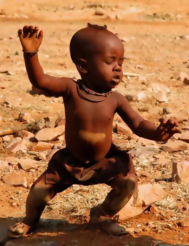 Танцующий чернокожий. Африканский мальчик. Мальчик негр. Маленький негр.