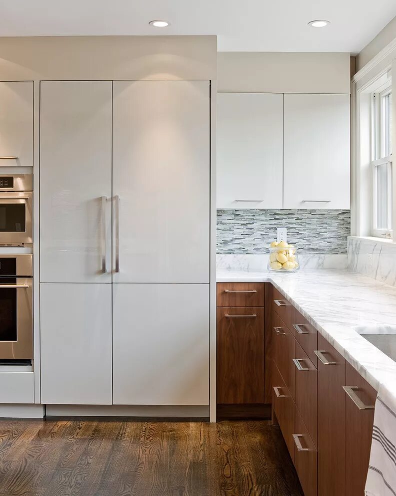Шкаф на кухню. Современная встроенная кухня. Кухня с большим холодильником. Кухня с высокими шкафами.