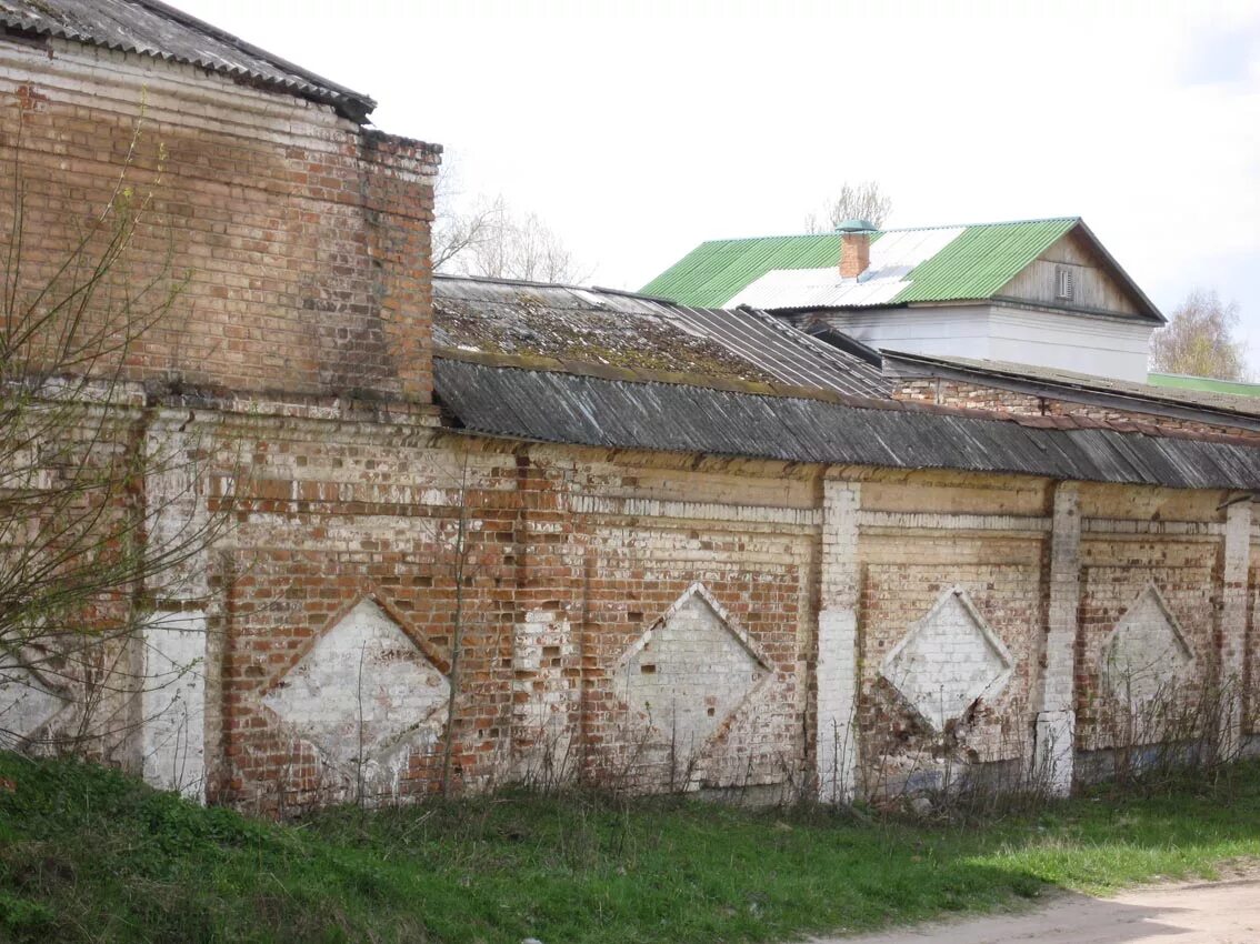 Иоанно-предтеченская бело-бережская пустынь. Храм отражение река суздаль. Монастырь белые берега. Остров кий в белом море монастырь. Монастырь брянск белобережская пустынь.