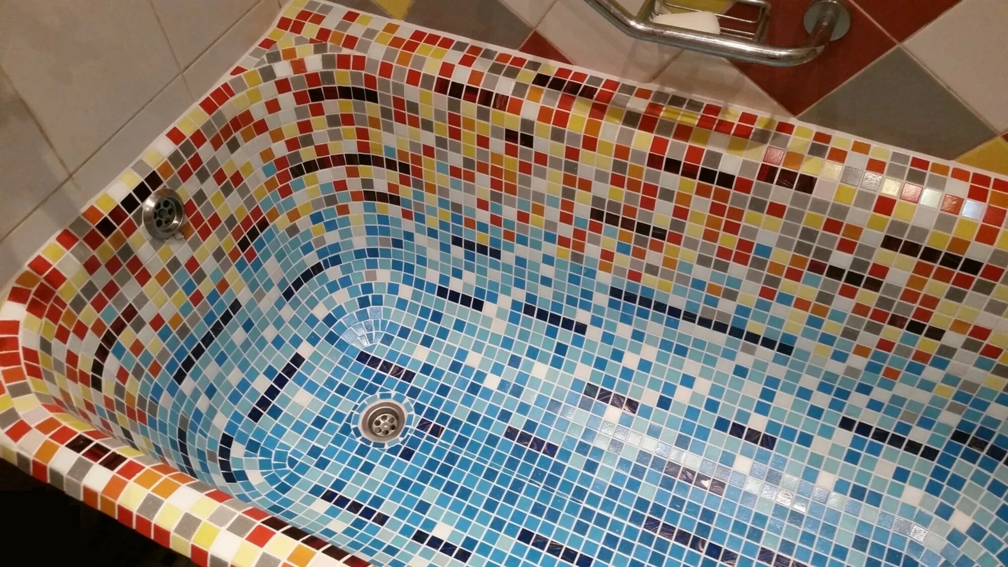 Чем можно обклеить ванну. Мозаика для ванной. Ванная обложенная мозаикой. Чугунная ванна отделанная мозаикой. Ванна выложенная мозаикой.
