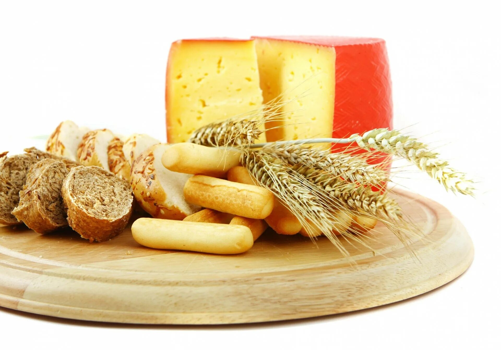 Сыр. Сыр на белом фоне. Хлеб и сыр. Сырная продукция. Сырые продукты без масла