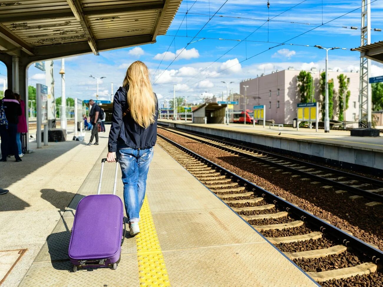 They to a new city. Девушка с чемоданом. Беженка с чемоданом. Жду на чемоданах. Девушка с чемоданом на платформе.