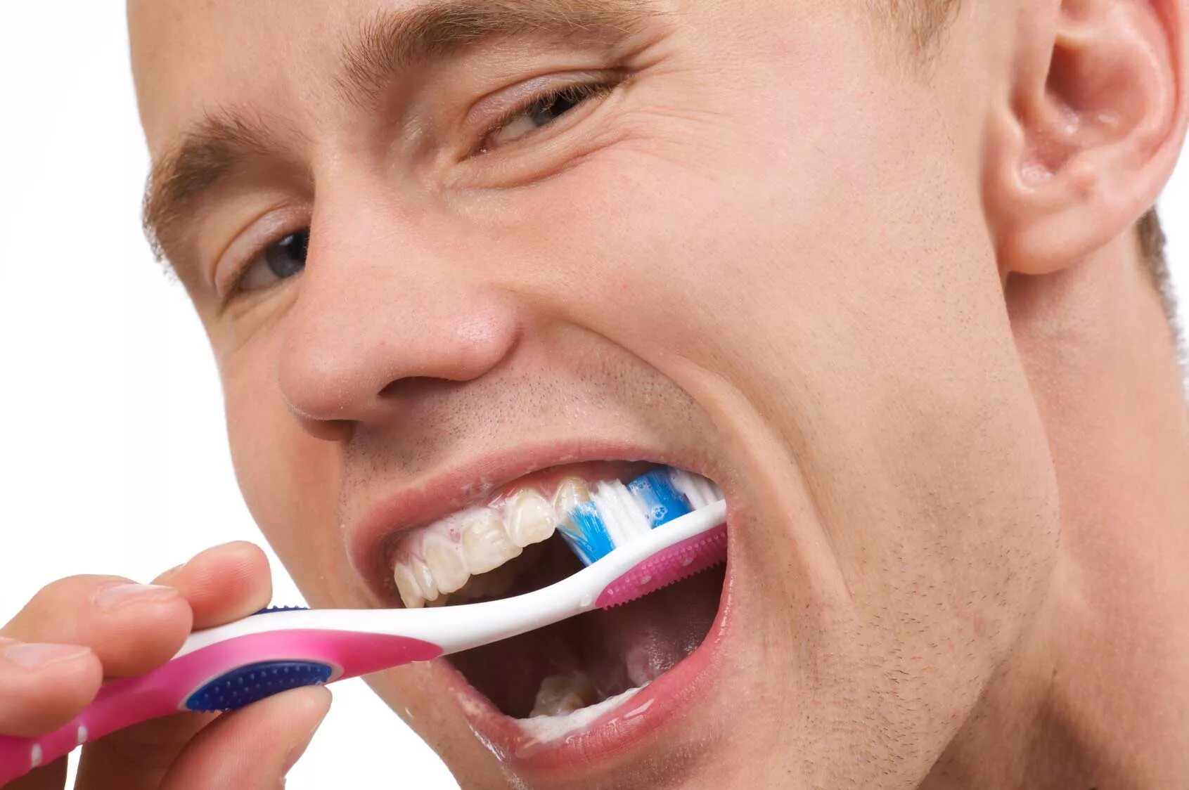 Нитки во рту. Мужчина чистит зубы. Чистка зубов мужчина. Дядя чистит зубы. Картинки человек на чистке зубов.