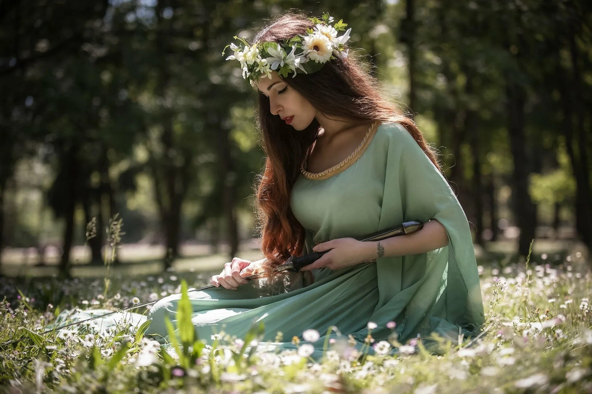 Красивая дивчина в лесу