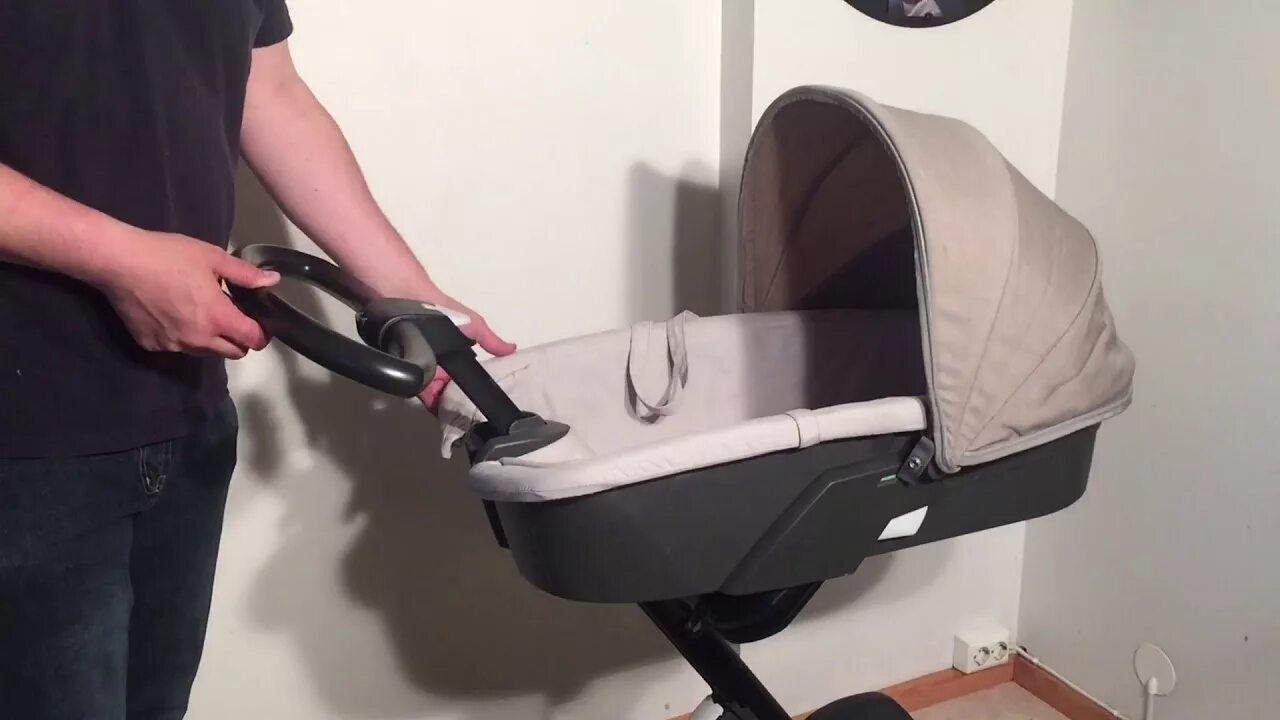 Обучение на люльку. Люлька Stokke Xplory v5. Фиксатор люльки Stokke Xplory. Люлька Stokke v6 Brushed Grey. Фиксатор для люльки Stokke.