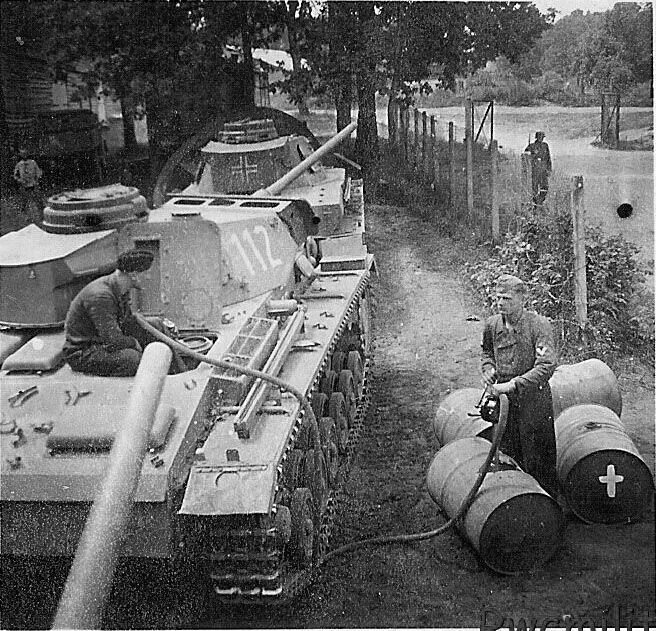 Немец с канистрой. Танк pz 38 t 20 танковой дивизии. Снабжение вермахта. Немецкие бочки 1941. 8 танковая дивизия вермахта т 34.