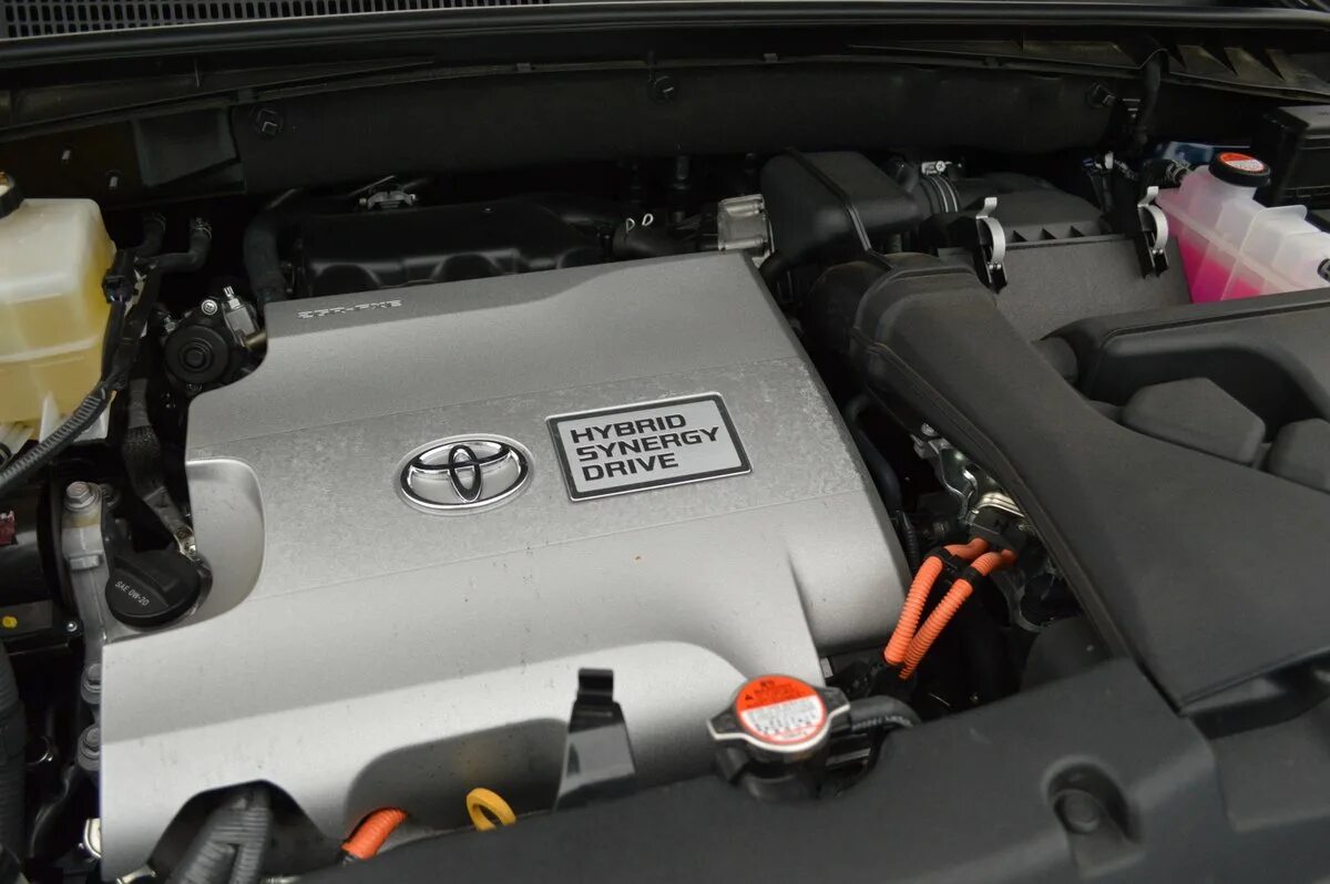 Какой двигатель тойота хайлендер. Toyota Highlander 2014 Hybrid аккумулятор. Highlander 2014 Hybrid мотор. Toyota Highlander 2014 3.5 аккумулятор. 3.5 Highlander моторный отсек.