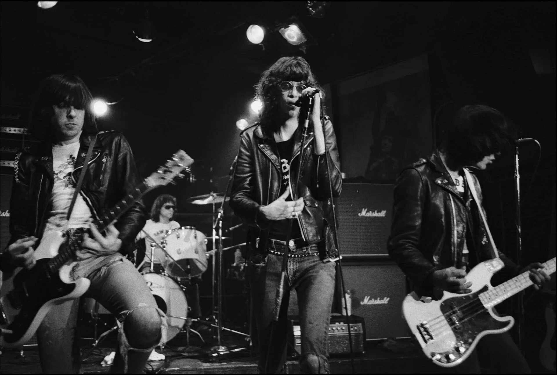 Группы 60 80. Ramones 1991. Ramones CBGB. Ramones 70s. Панк группа Ramones.