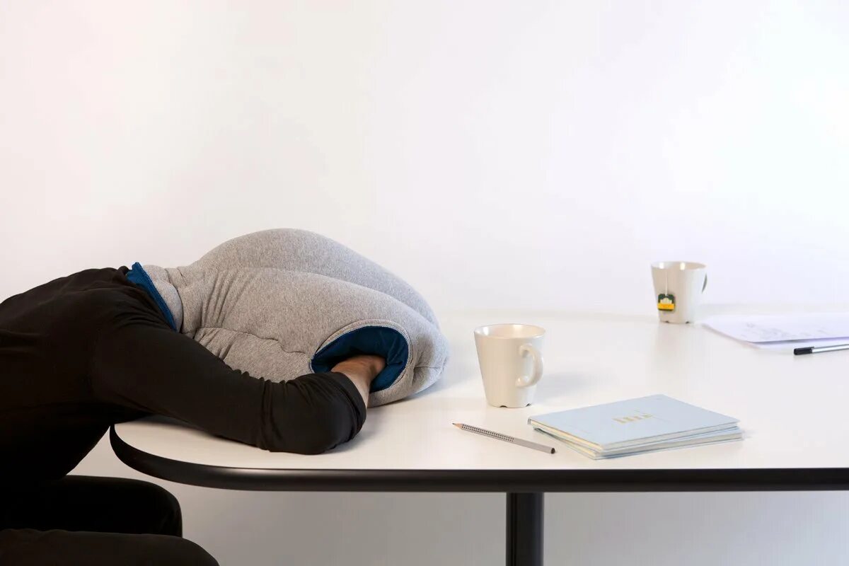 Вконец устать. Подушка-страус Ostrich Pillow. Подушка для сна на рабочем месте. Подушка для сна на столе. Подушка для сна в офисе.